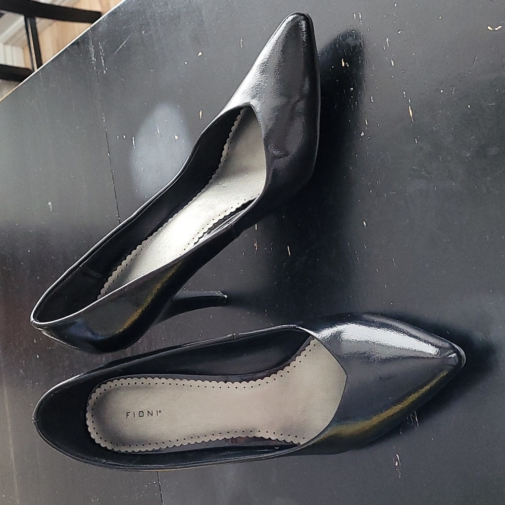 Fioni Shiny Black Manmade Leather Heels size 9.5 W